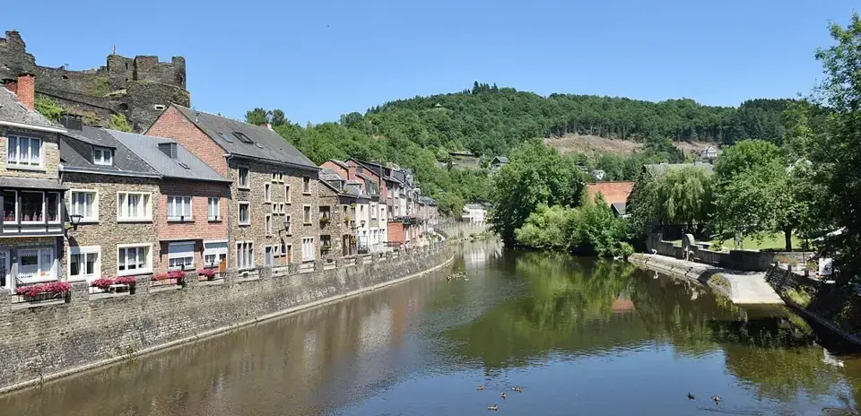 De kade langs de Ourthe